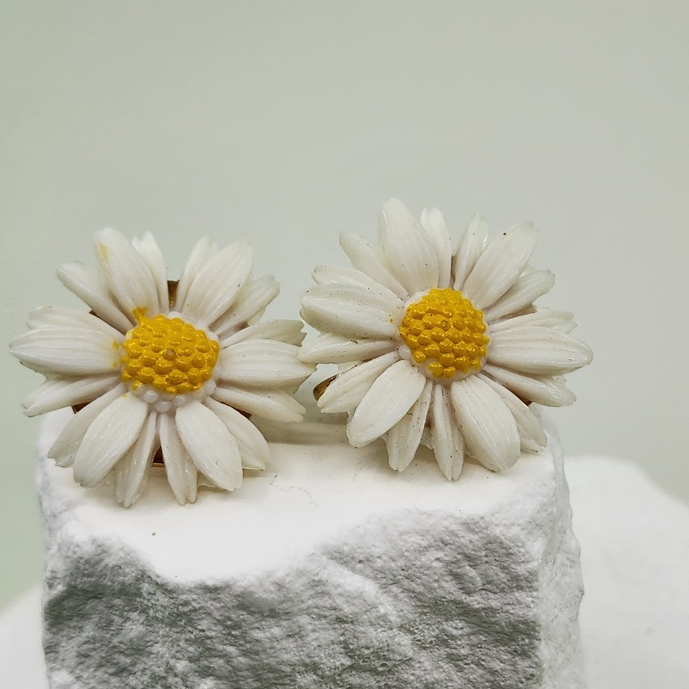 Sarah Coventry White Daisy Flower Clip On Earrings Gold Tone Vintage Floral